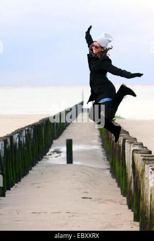 Jeune femme une coupe caper à la mer du Nord, Pays-Bas, Zeeland, Breskens Banque D'Images