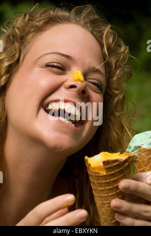Laughing woman avec de la glace sur son nez Banque D'Images