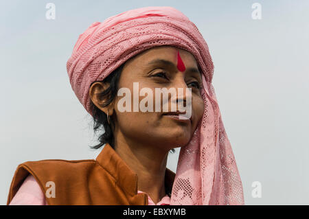 Portrait d'une Sadhvi, sainte femme, au Sangam, le confluent des fleuves Ganges, Yamuna et Saraswati Banque D'Images