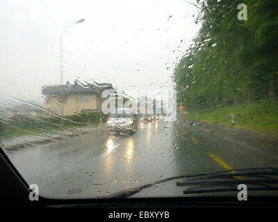 Voiture avec des témoins de mauvaise vue à cause de la pluie Banque D'Images