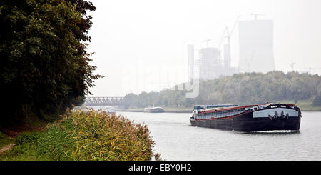 Cargo sur Dortmund Ems mit canal centrale à charbon Datteln 4 de E.ON AG en arrière-plan, l'Allemagne, en Rhénanie du Nord-Westphalie, Ruhr, Castrop-Rauxel Banque D'Images