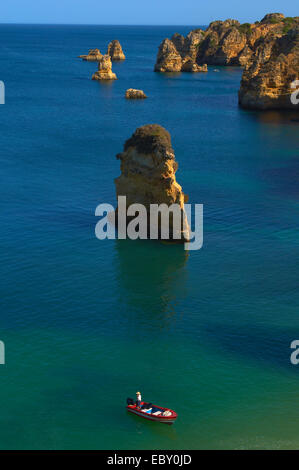Bateau les falaises de la plage Praia da Dona Ana, Lagos, Algarve, Portugal, Europe Banque D'Images
