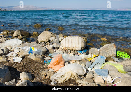 La pollution sur la plage du lac de Galilée en Israël Banque D'Images