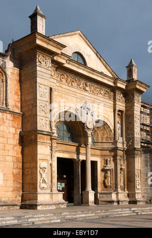 Dominikanische Republik, Santo Domingo, la Zona Colonial, Parque Colon, Westfassade der Basilica Menor de la Vierge de la Anunciaci Banque D'Images