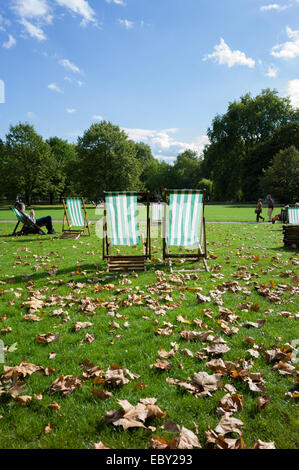 Parc St James London au soleil avec transats out Banque D'Images