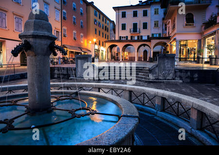 Riva del Garda, Italie ville par nuit Banque D'Images