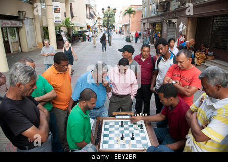 Dominikanische Republik, Santo Domingo, la Zona Colonial, Schachspieler dans der Calle El Conde Banque D'Images