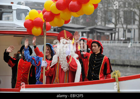 (141205) -- Bruxelles, Dec.5, 2014 (Xinhua) -- Acteurs habillés en noir Saint Nicolas et Pete arrivent à Bruxelles, lors du festival de Saint Nicolas à Bruxelles, Belgique, 5 décembre 2014. Festival Saint Nicolas arrive dans le traditionnellement aux Pays-Bas et en Belgique chaque année à la mi-novembre ou décembre. Paradant dans les rues sur son cheval, avec son assistant utile Black Pete, il est traditionnellement accueilli par acclamations et des enfants chantant des chansons traditionnelles de Saint Nicolas. (Xinhua/Ye Pingfan) Banque D'Images