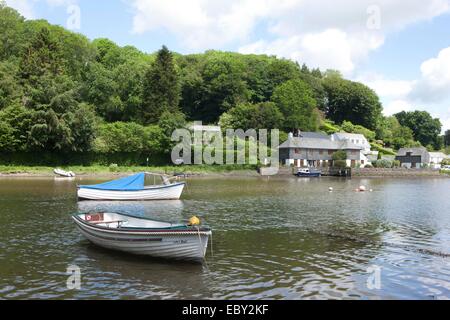 Un début de l'été journée au Cornish Riverside Village de Lerryn Lerryn à côté de la rivière qui se jette dans la mer à Fowey. Banque D'Images