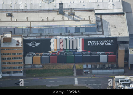 Une vue aérienne d'un panneau publicitaire à l'usine BMW MINI à Oxford Banque D'Images