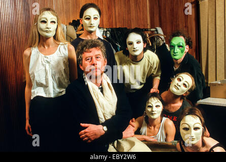 Harrison Birtwistle compositeur contemporain avec des membres de la troupe du masque d'Orphée en répétition. 1986 Banque D'Images