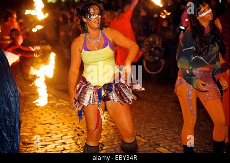 Artistes de Beltane Fire Society effectuer à l'Sunhuinn sur événement Halloween à Édimbourg, Écosse Banque D'Images