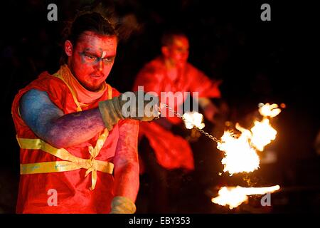 Artistes de Beltane Fire Society effectuer à l'Sunhuinn sur événement Halloween à Édimbourg, Écosse Banque D'Images