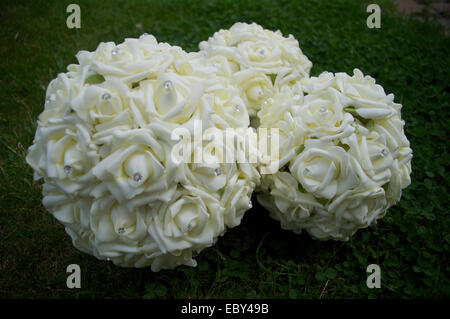 Fleurs pour la mariée blanc contre un fond d'herbe verte. Banque D'Images