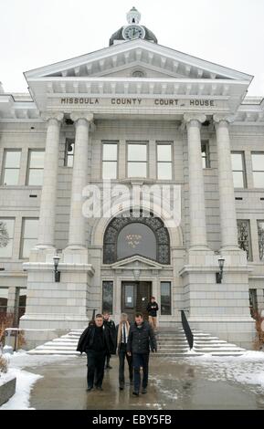 Missoula, Montana, USA. Le 05 mai 2014. (L-R) la mère de Diren Gulcin (presque complètement couverte), le père de Diren Celal, avocat Bernhard Docke couche et Andreas Thie en dehors de la salle d'audience à Missoula, Montana, USA, 05 décembre 2014. L'échange d'étudiants de 17 ans Diren a été tué par un homme après qu'il fait irruption dans son garage. Le 30 ans est en cours d'accusations de meurtre, mais il plaide la légitime défense. Photo : Chris MELZER/dpa/Alamy Live News Banque D'Images