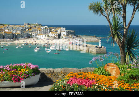 Voir du théâtre de la ville et le port de St Ives Cornwall West Penwith South West England UK gagnant de nombreux Britain in Bloom Banque D'Images