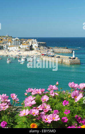 Voir du théâtre de la ville et le port de St Ives Cornwall West Penwith South West England UK gagnant de nombreux Britain in Bloom Banque D'Images