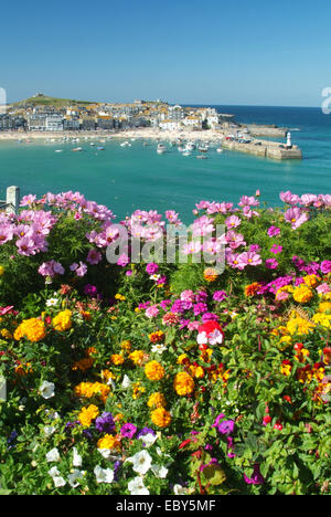 Voir du théâtre de la ville et le port de St Ives Cornwall West Penwith South West England UK gagnant de nombreux Britain in Bloom Banque D'Images