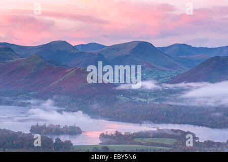 Misty le lever du soleil sur l'eau et le Derwent Valley Newlands, Lake District, Cumbria, Angleterre. L'automne (novembre) 2014. Banque D'Images