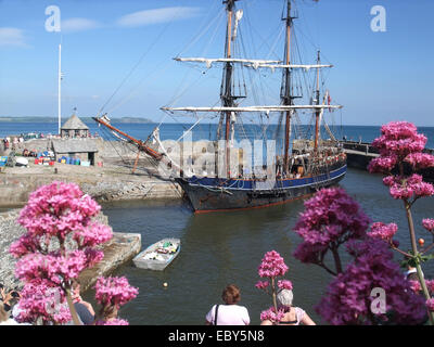 Les vacanciers regardant le comte de Pembroke grand navire entrant dans le port de Charlestown avec vue sur la baie de St Austell Gribben Il Banque D'Images