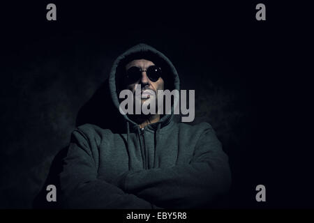 L'homme mystérieux, sinistre avec des lunettes de soleil noir Banque D'Images