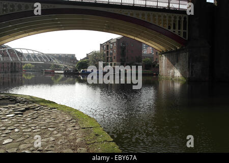 Le Sunny View pont de fer Manchester South Junction Railway Bridge aux marchands et des entrepôts, le Castlefield bassin du Canal, Manchester Banque D'Images