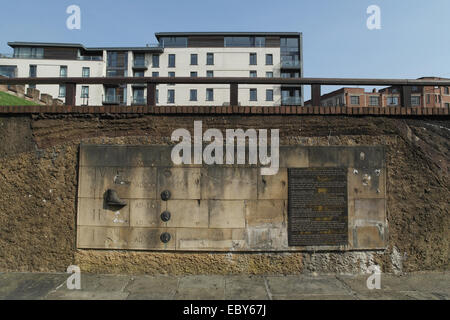 Vue du ciel bleu, vers les bâtiments, l'article avec plaque décrivant l'histoire des quatre forts romains à Castlefield, Manchester Banque D'Images