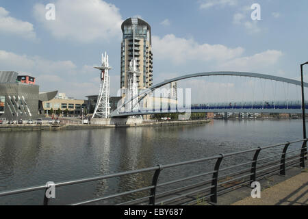 Ciel bleu sur Manchester Ship Canal à Millennium Bridge, Lowry Centre, Imperial Point, Salford, Greater Manchester Banque D'Images