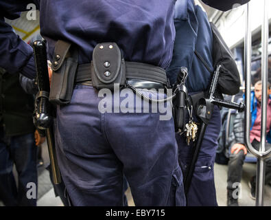 La police des transports métro train transport baton gun Banque D'Images