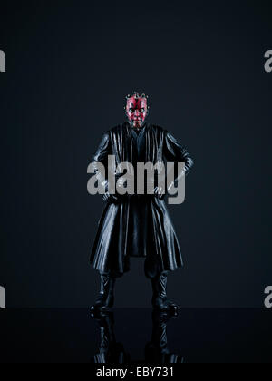 Darth Maul portrait d'action figure dans le studio de star wars Banque D'Images