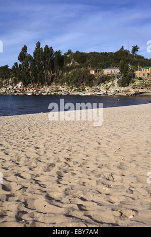 Plage de sable fin dans la baie de Machamachani sur la rive du lac Titicaca sur l'Isla del Sol en Bolivie Banque D'Images