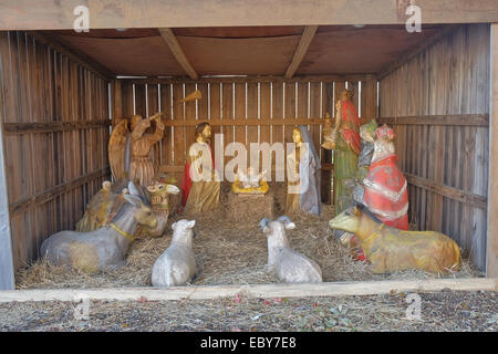 Affichage extérieur de la nativité montrant le bébé Jésus dans une crèche avec Marie et Joseph et les trois sages. Banque D'Images