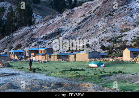 Personne debout sur la plage de Cha'llapampa dans la baie de Cha'lla sur l'Isla del Sol du Lac Titicaca, en Bolivie Banque D'Images