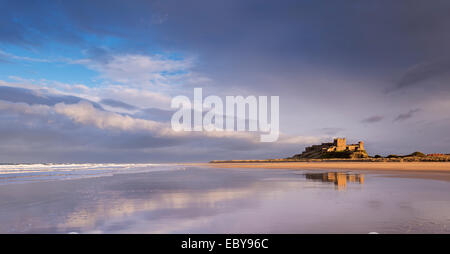 Château de Bamburgh et belle plage déserte, Northumberland, Angleterre. L'hiver (mars) 2014. Banque D'Images