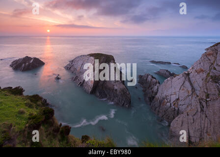 Coucher de soleil sur la côte nord du Devon, Devon, Angleterre. Printemps (avril) 2014. Banque D'Images