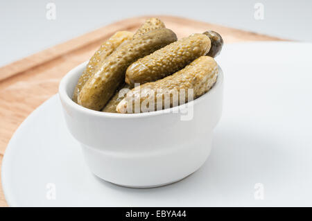 mini concombres marinés dans une tasse sur une table Banque D'Images