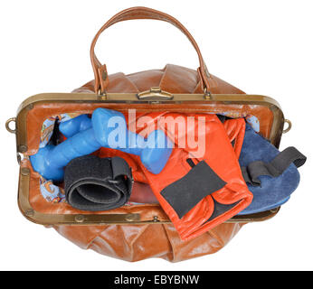 Vue de dessus du sac femme avec des gants de boxe et les haltères isolé sur fond blanc Banque D'Images