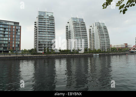 Nuages gris voir l'ensemble du bassin de Huron Manchester Ship Canal vers trois bâtiments résidentiels NV, Pier 9, Salford Quays, UK Banque D'Images