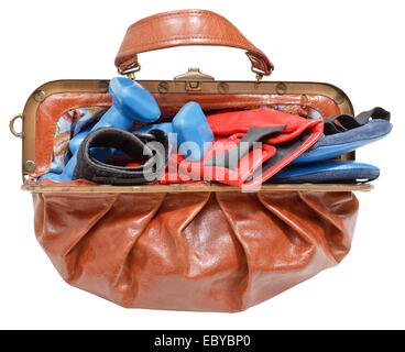 Mesdames le sac de sport avec des gants de boxe et les haltères isolé sur fond blanc Banque D'Images