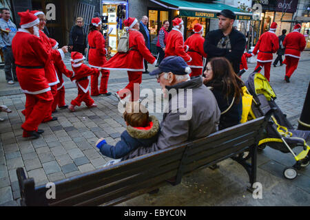 Gibraltar. 5 Décembre, 2014. Gibraltar aujourd'hui vu une longue ligne de Santas se rassemblent à Casemates avant de partir à la rue principale dans une danse Conga. Les clients du soir ont été traités à la danse comme ils Santa conga dirigée à la place avant de se retourner à nouveau de casemates. L'événement faisait partie d'un organisme de bienfaisance exécuter organisé par le Rotary Club, et aidé par la bande de Calpe. Crédit : Stephen Ignacio/Alamy Live News Banque D'Images