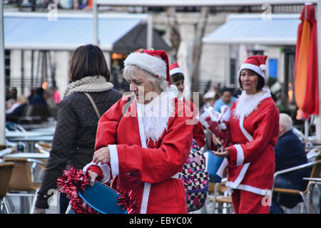 Gibraltar. 5 Décembre, 2014. Gibraltar aujourd'hui vu une longue ligne de Santas se rassemblent à Casemates avant de partir à la rue principale dans une danse Conga. Les clients du soir ont été traités à la danse comme ils Santa conga dirigée à la place avant de se retourner à nouveau de casemates. L'événement faisait partie d'un organisme de bienfaisance exécuter organisé par le Rotary Club, et aidé par la bande de Calpe. Crédit : Stephen Ignacio/Alamy Live News Banque D'Images