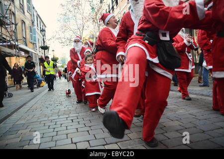 Gibraltar. 5 Décembre, 2014. Gibraltar aujourd'hui vu une longue ligne de Santas se rassemblent à Casemates avant de partir à la rue principale dans une danse Conga. Les clients du soir ont été traités à la danse comme ils Santa conga dirigée à la place avant de se retourner à nouveau de casemates. L'événement faisait partie d'un organisme de bienfaisance exécuter organisé par le Rotary Club, et aidé par la bande de Calpe. Crédit : Stephen Ignacio/Alamy Live News Banque D'Images