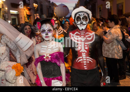 Un couple mexicain dressed in costumes des défilés dans les rues pendant le jour de la Fête des Morts connus en espagnol comme d'un de muertos le 30 octobre 2014 à Oaxaca, au Mexique. Banque D'Images