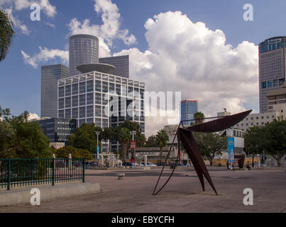 TEL AVIV, ISRAËL - 24 novembre : vue des bâtiments modernes du Musée d'Art Square sur l'Avenue du roi Saül le 24 novembre 2012 à Tel Banque D'Images