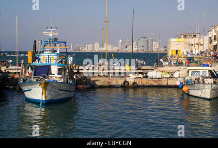 TEL AVIV - JAFFA, le 26 octobre 2013 : Le vieux port avec des bateaux de pêche dans la région de Jaffa. Tel Aviv. Israël le 26 octobre 2013 Banque D'Images