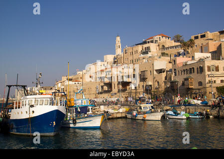 TEL AVIV - JAFFA, le 26 octobre 2013 : Le vieux port avec des bateaux de pêche dans la région de Jaffa. Tel Aviv. Israël le 26 octobre 2013 Banque D'Images