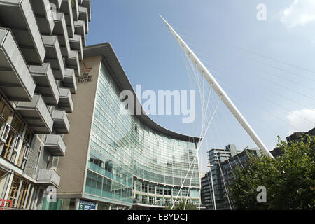 Ciel bleu blanc vue Trinity pylône, passerelle vers verre/Lowry Hotel, River Irwell Passerelle, Salford, Greater Manchester Banque D'Images