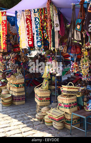 Petit stand qui vend des souvenirs et des ornements pour la bénédiction d'automobiles à Copacabana, Bolivie Banque D'Images