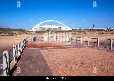 DURBAN, AFRIQUE DU SUD - 4 décembre 2014 : l'affichage Moses Mabhida de beach front pier à Durban, Afrique du Sud Banque D'Images