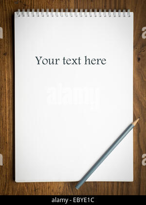 Ordinateur portable avec pencile sur un bois Banque D'Images